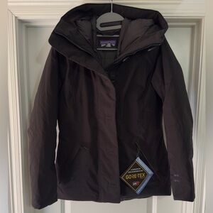 New never worn Patagonia Gore-Tex winter coat.